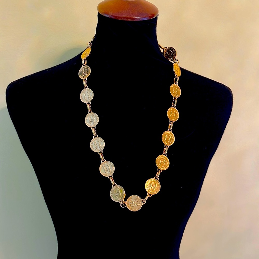 CHANEL necklace/gold and super heavy!